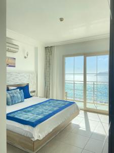 ein Schlafzimmer mit Bett und Meerblick in der Unterkunft Narr Hotel in Kaş