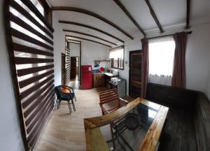 sala de estar con escalera y cocina en CABAÑAS MIRASOL ALGARROBO, en Yeco