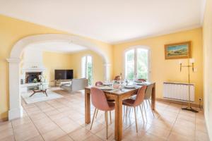 - une salle à manger avec une table et des chaises en bois dans l'établissement Le Puy du Roy - Climatisé et piscine privée, à Aix-en-Provence