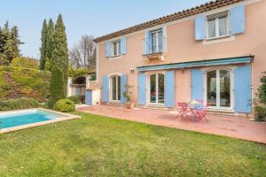 une maison avec une piscine dans une cour dans l'établissement Le Puy du Roy - Climatisé et piscine privée, à Aix-en-Provence