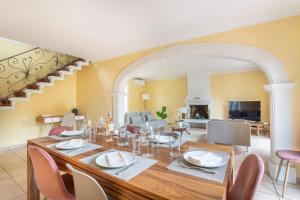 une salle à manger avec une grande table et des chaises dans l'établissement Le Puy du Roy - Climatisé et piscine privée, à Aix-en-Provence