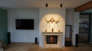 un soggiorno con camino e statua di ragno di Villa am Wappach a Bayerisch Gmain