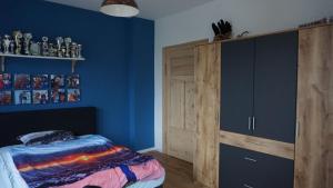 una camera da letto con un letto e un armadio in legno di Villa am Wappach a Bayerisch Gmain