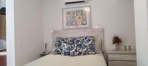 Ένα ή περισσότερα κρεβάτια σε δωμάτιο στο Studio e Suite no Centro de Juquehy a 200mts da praia - Varanda e Serviço de Praia --- E MAIS Ofurô - Cozinha e Estacionamento nas unidades "STUDIO"