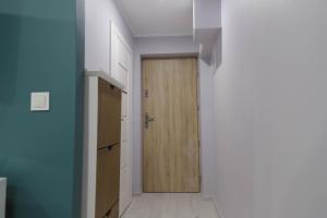 a hallway with a door in a room at Apartament z Balkonem in Jastrzębie Zdrój