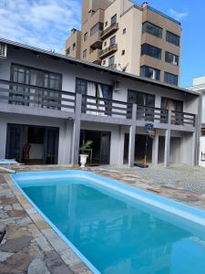 una piscina azul frente a un edificio en Bom Sossego, en Joinville