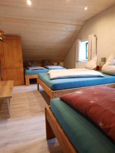 um quarto com 4 camas num quarto de madeira em Steinhaus / Kamenny Dum em Zdíkov