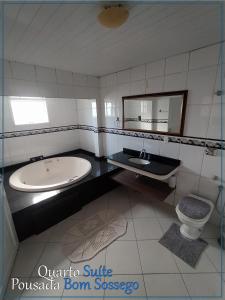 y baño con bañera, lavabo y aseo. en Bom Sossego, en Joinville