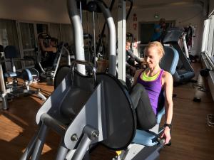 une femme qui roule sur un tapis de course dans une salle de sport dans l'établissement Kisakallion Urheiluopisto, Lohja, à Lohja