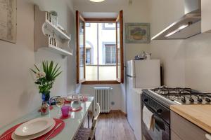 eine kleine Küche mit einem Herd und einem Kühlschrank in der Unterkunft Casa Campuccio -Appartamento Campuccio1 e Appartamento Campuccio 2 in Florenz