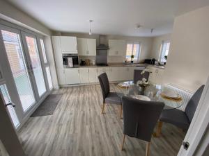 Η κουζίνα ή μικρή κουζίνα στο Westergate - 4 Bed Luxury Home with free parking