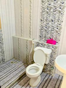 uma casa de banho com um WC e um lavatório em Lux Suites Palm Terraces Apartments Nyali em Nyali