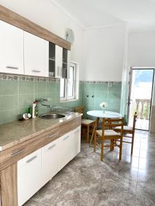 cocina con fregadero y mesa con sillas en Apartment Vladan, en Kotor