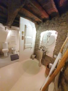 bagno con lavandino, servizi igienici e specchio di Luxury Loft Lerici "Il vecchio frantoio" a Lerici