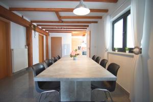 duża sala konferencyjna z długim stołem i krzesłami w obiekcie ANDRISS - Travel & Work - 5 BR - Kitchen - Parking w mieście Kaiserslautern