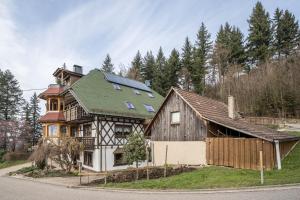 ein großes Holzhaus mit grünem Dach in der Unterkunft Adlerhorst in Sasbachwalden