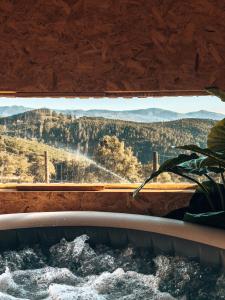 - une fenêtre avec vue sur la montagne dans l'établissement Refúgio do Valouto, à Torneiro