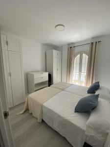 Posteľ alebo postele v izbe v ubytovaní Apartamento Carihuela