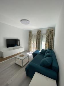 Televízia a/alebo spoločenská miestnosť v ubytovaní Apartamento Carihuela