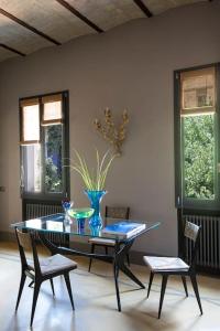 una mesa de comedor con 2 sillas y un jarrón azul en Exclusive, Elegant apt @Monti, en Roma