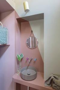 y baño con lavabo y espejo. en Exclusive, Elegant apt @Monti, en Roma
