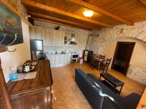 un soggiorno con divano e tavolo di Find your peace in a traditional country house!! a Láyia