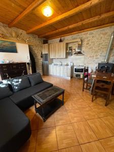 A kitchen or kitchenette at Find your peace in a traditional country house!!