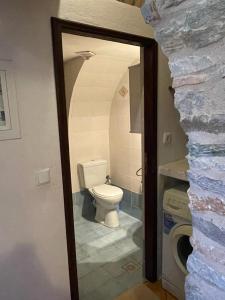 een badkamer met een wit toilet in een kamer bij Find your peace in a traditional country house!! in Lagia