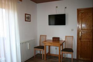 Televízia a/alebo spoločenská miestnosť v ubytovaní Guesthouse Hodak