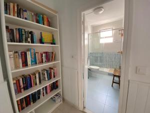 un estante lleno de libros en el baño en Casa del Mar 1, en Nerja 58 fotos más