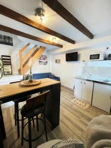 a kitchen with a table and chairs in a room at Charmant studio rénové et équipé in Hettange-Grande