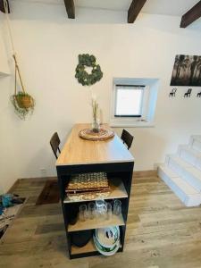 a small table in a living room with a table at Charmant studio rénové et équipé in Hettange-Grande