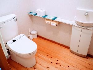 y baño con aseo blanco y lavamanos. en Hi-COLOR handworks, en Hiura