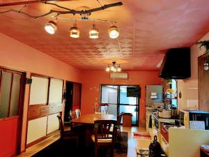cocina con mesa y comedor en Hi-COLOR handworks, en Hiura