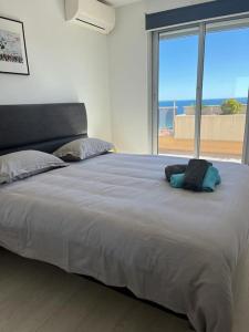 - un grand lit dans une chambre avec vue sur l'océan dans l'établissement Superbe appartement vue imprenable sur la mer proche Monaco, à Roquebrune-Cap-Martin