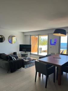 - un salon avec une table et un canapé dans l'établissement Superbe appartement vue imprenable sur la mer proche Monaco, à Roquebrune-Cap-Martin