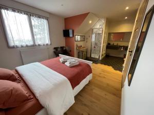 1 dormitorio con 1 cama y sala de estar en Chambre proche centre avec petit déjeuner, en Fontaine-lès-Dijon