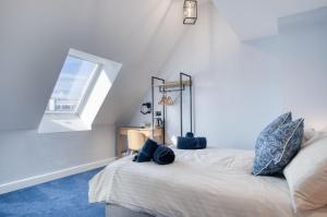 1 dormitorio con 1 cama con alfombra azul y ventana en Ocean Cabins No 11 At The Square - Saundersfoot, en Saundersfoot