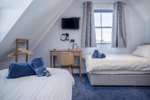 A bed or beds in a room at Ocean Cabins No 10 At The Square - Saundersfoot