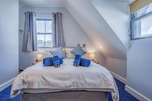 a bedroom with a large bed with blue carpet at Ocean Cabins No 9 At The Square - Saundersfoot in Saundersfoot