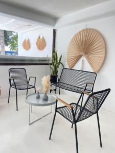 ein Wohnzimmer mit zwei Stühlen und einem Tisch in der Unterkunft Narr Hotel in Kaş + 35 Fotos