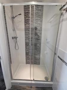 y baño con ducha y puerta de cristal. en The Kerswell Hotel, en Morecambe