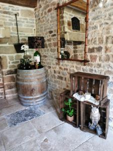 um quarto com um barril, uma mesa e um espelho em Chez Elodie em Pressigny