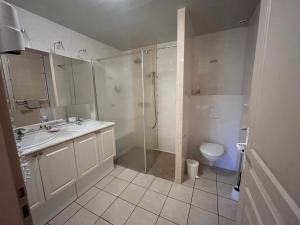 La salle de bains est pourvue d'une douche, d'un lavabo et de toilettes. dans l'établissement Chez Elodie, à Pressigny