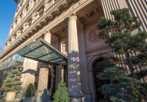 un edificio con macetas delante de él en Sentinel Hotel, en Portland