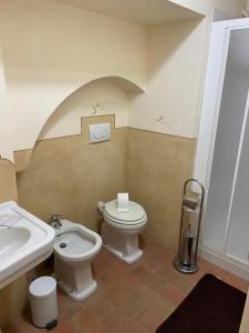 uma casa de banho com um WC e um lavatório em Il Giardino Segreto B&B em Volterra