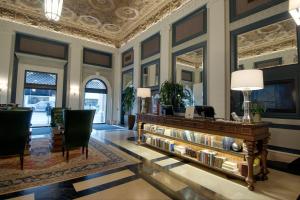 a lobby with a table and chairs and a ceiling at Sentinel Hotel in Portland