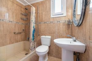 une salle de bains avec toilettes et lavabo dans l'établissement Rafaela's House, à Koskinou 14 autres photos