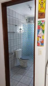 a bathroom with a toilet and a shower at Maury Chalés Boiçucanga in São Sebastião