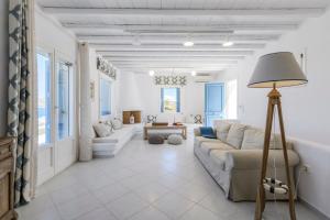 Χώρος καθιστικού στο Villa Deliana by Ethos Hospitality +32 φωτογραφίες